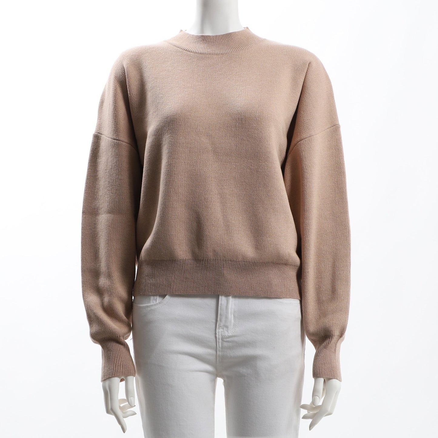 フラットな表面感のドロップショルダーニット