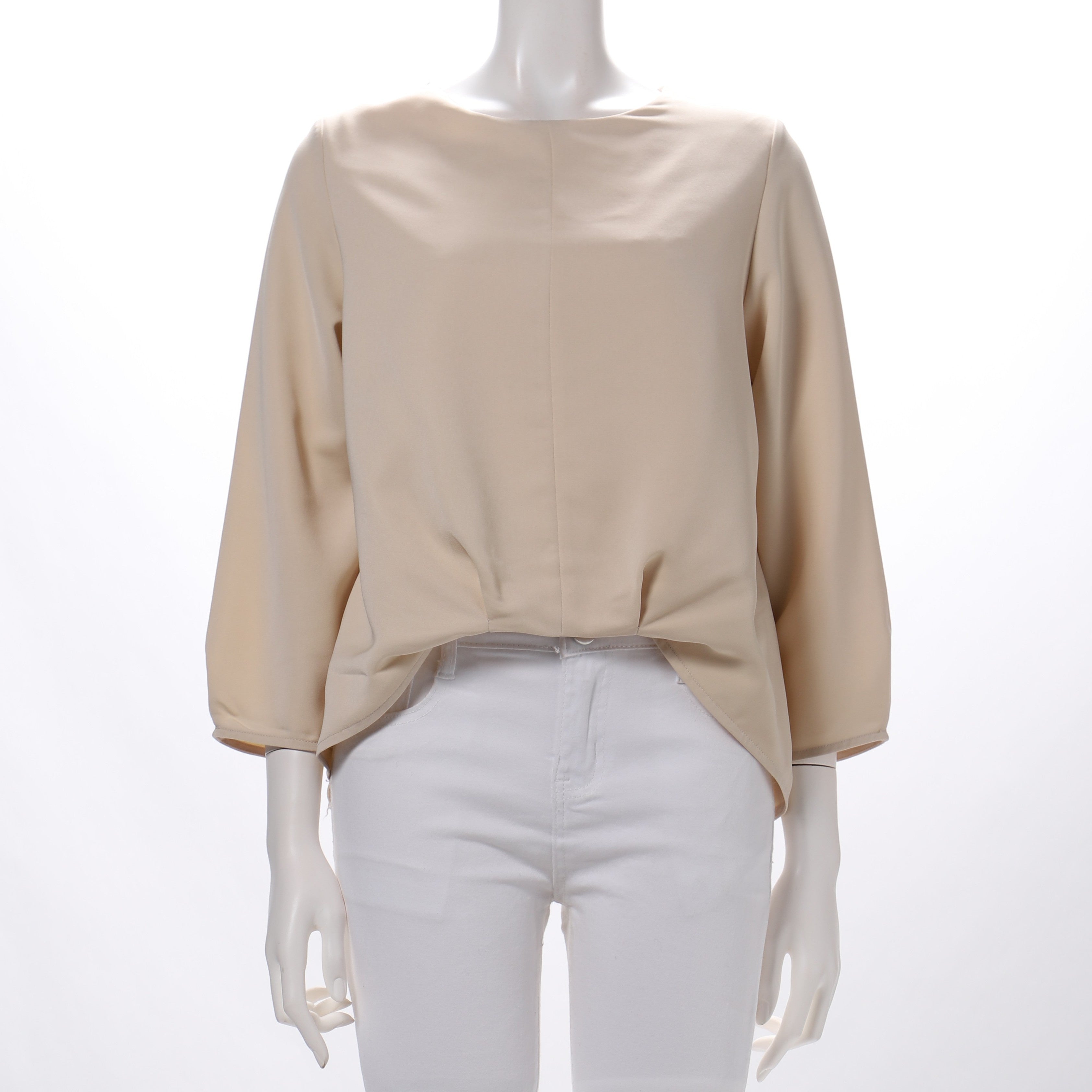 裾タックラウンドネックブラウス