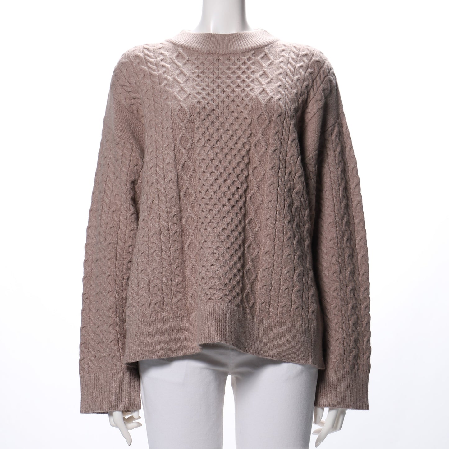 ケーブル編みニット