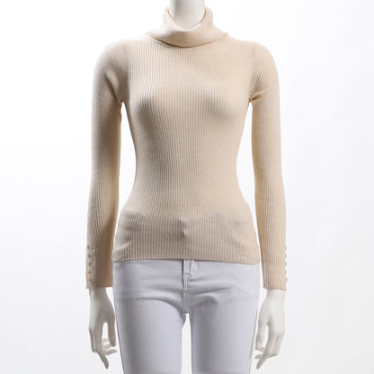 ボタン付きタートルネックリブニット