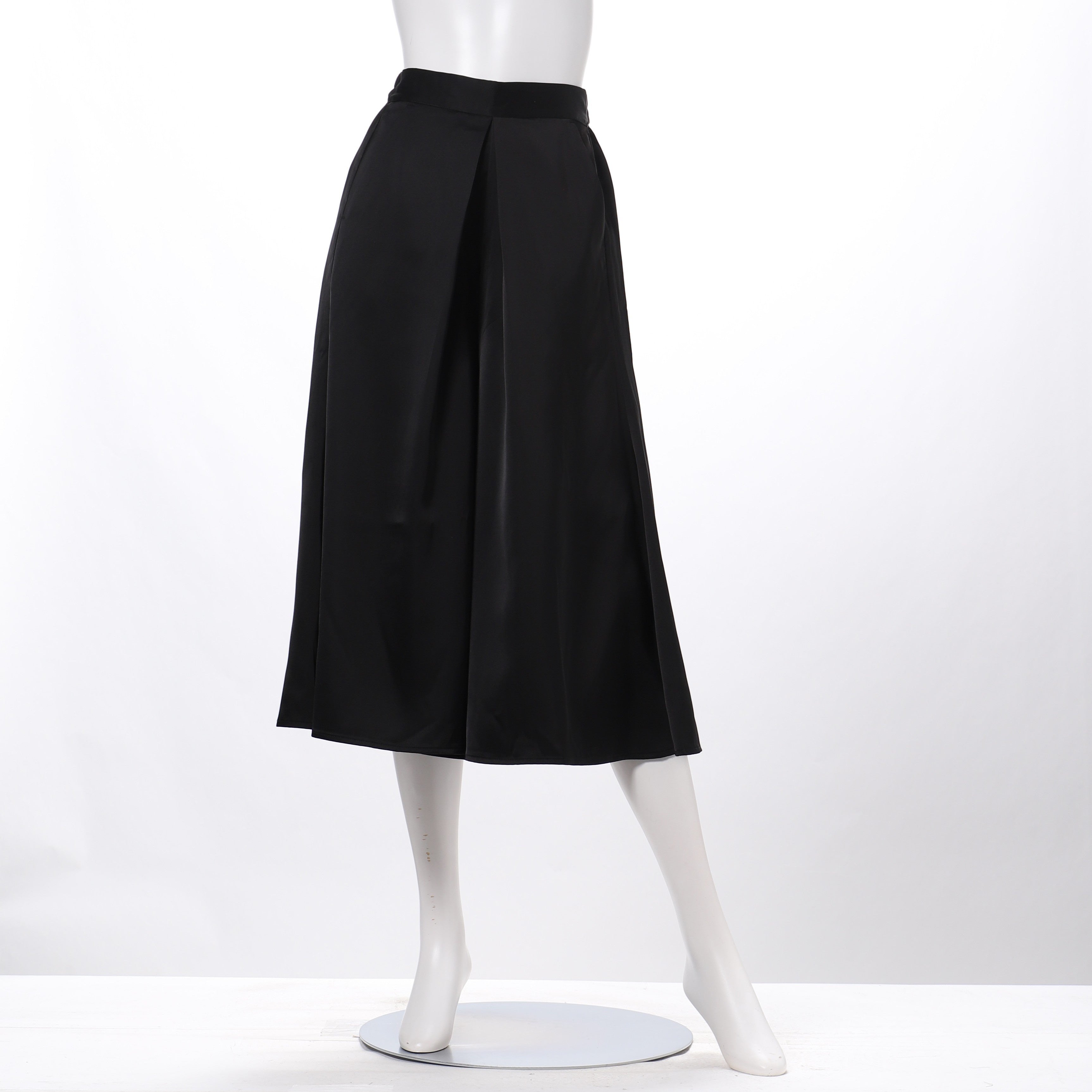 光沢感のあるサテン生地のガウチョパンツ