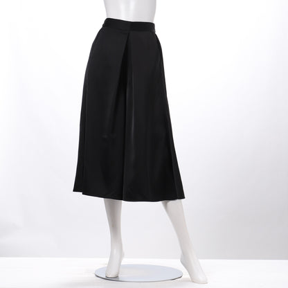 光沢感のあるサテン生地のガウチョパンツ