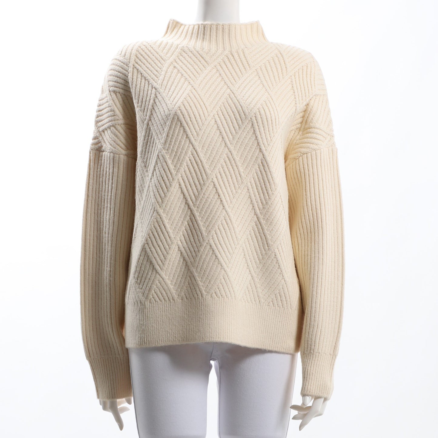 変形編み地オフネックニット