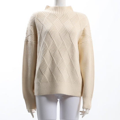 変形編み地オフネックニット