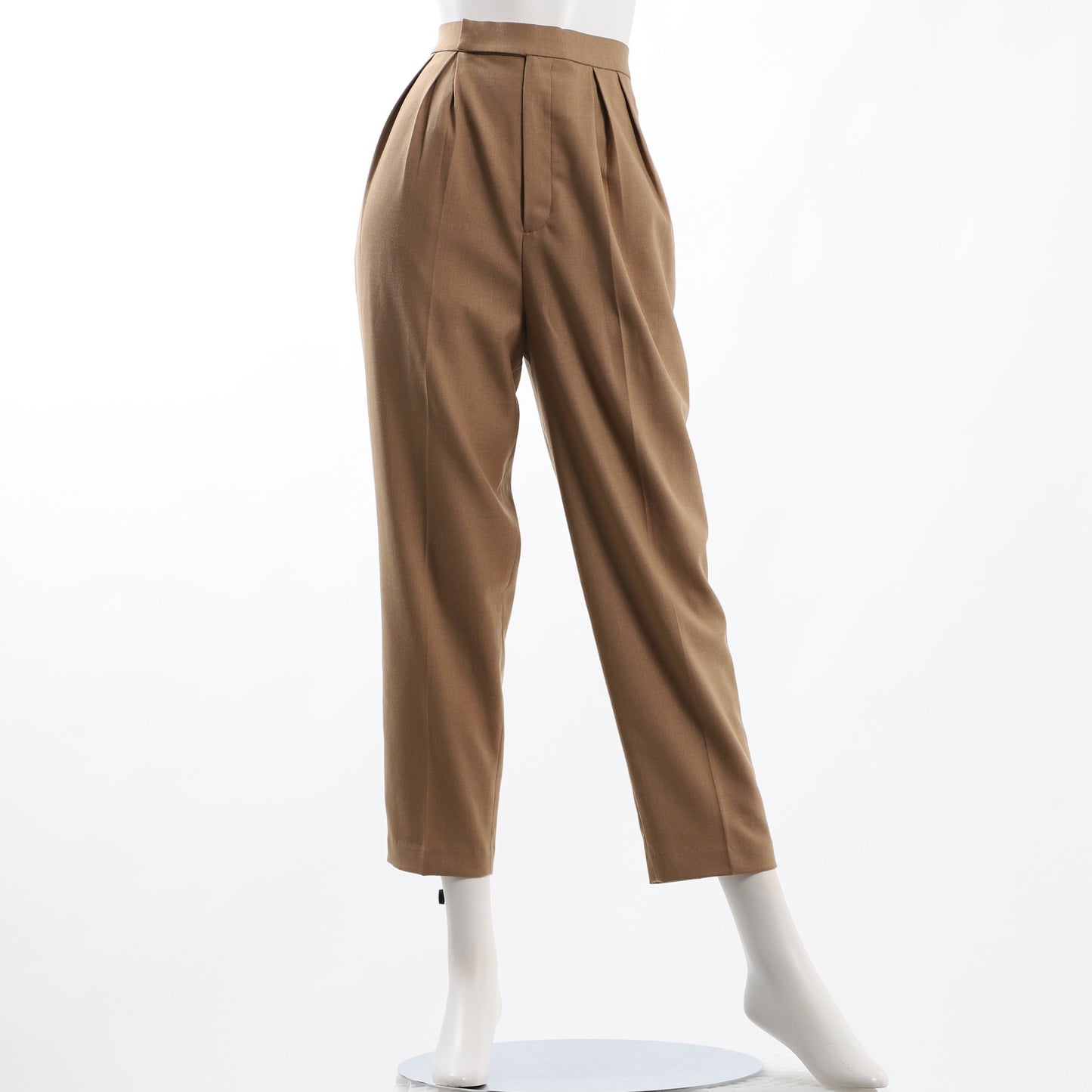 タック入りテーパードパンツ