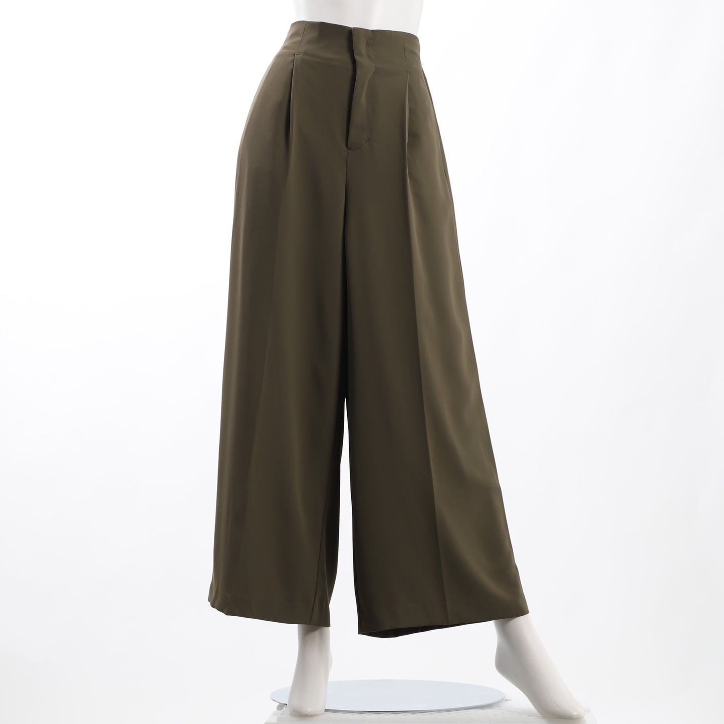 暖かみのある素材のベルト付きパンツ