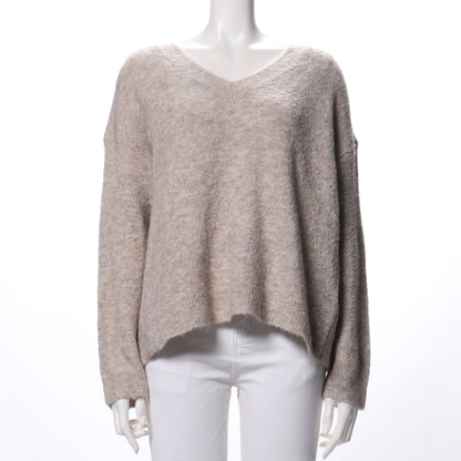 ドロップショルダーのＶネックニット