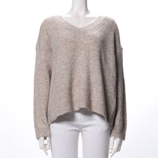 ドロップショルダーのＶネックニット