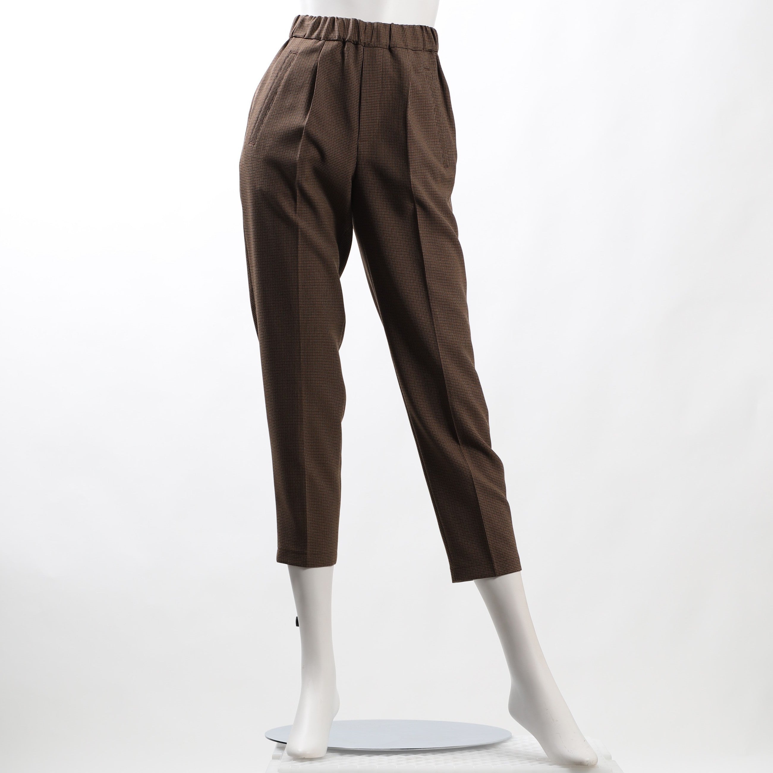 細かい総柄テーパードパンツ