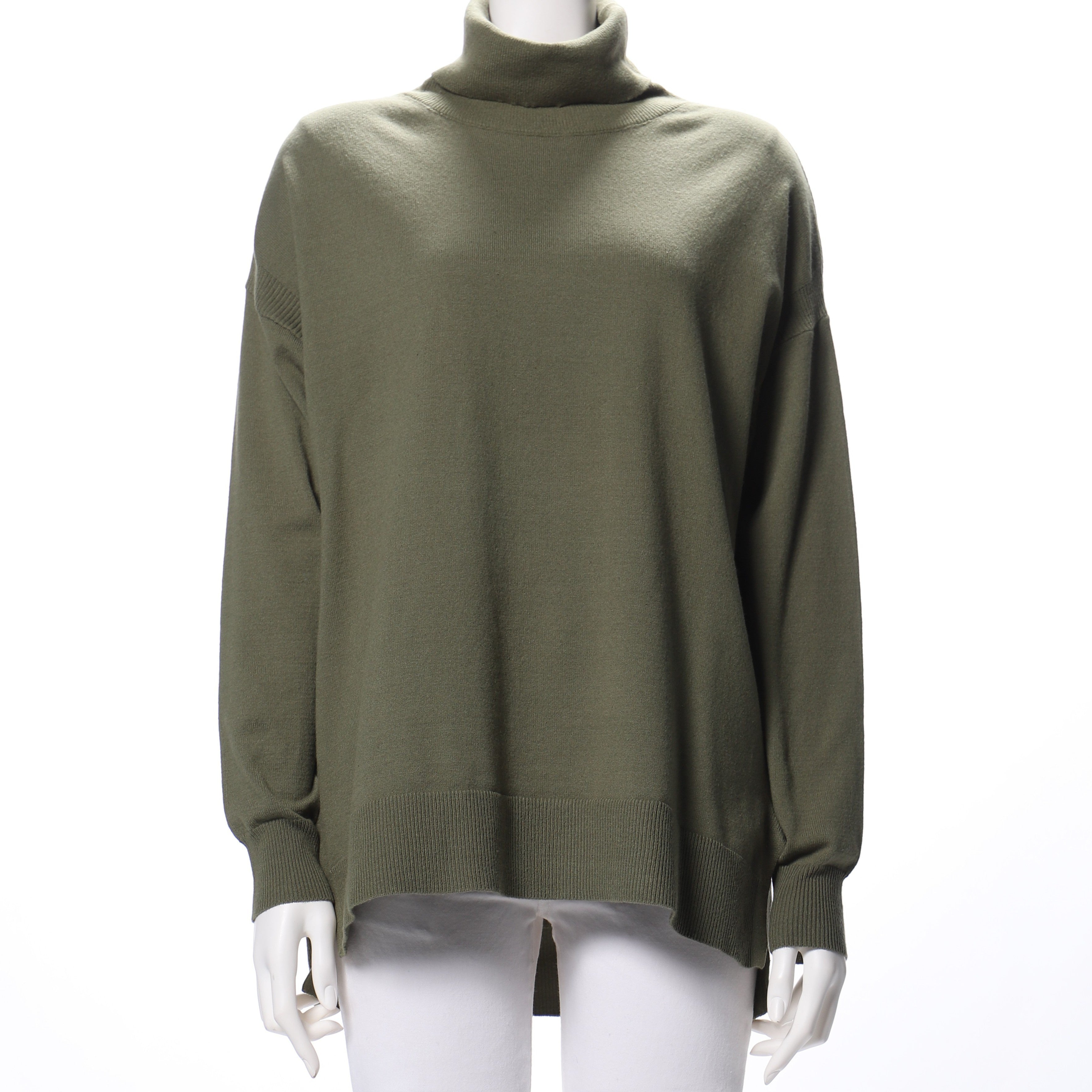 ドロップショルダーのタートルネックニット