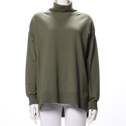 ドロップショルダーのタートルネックニット