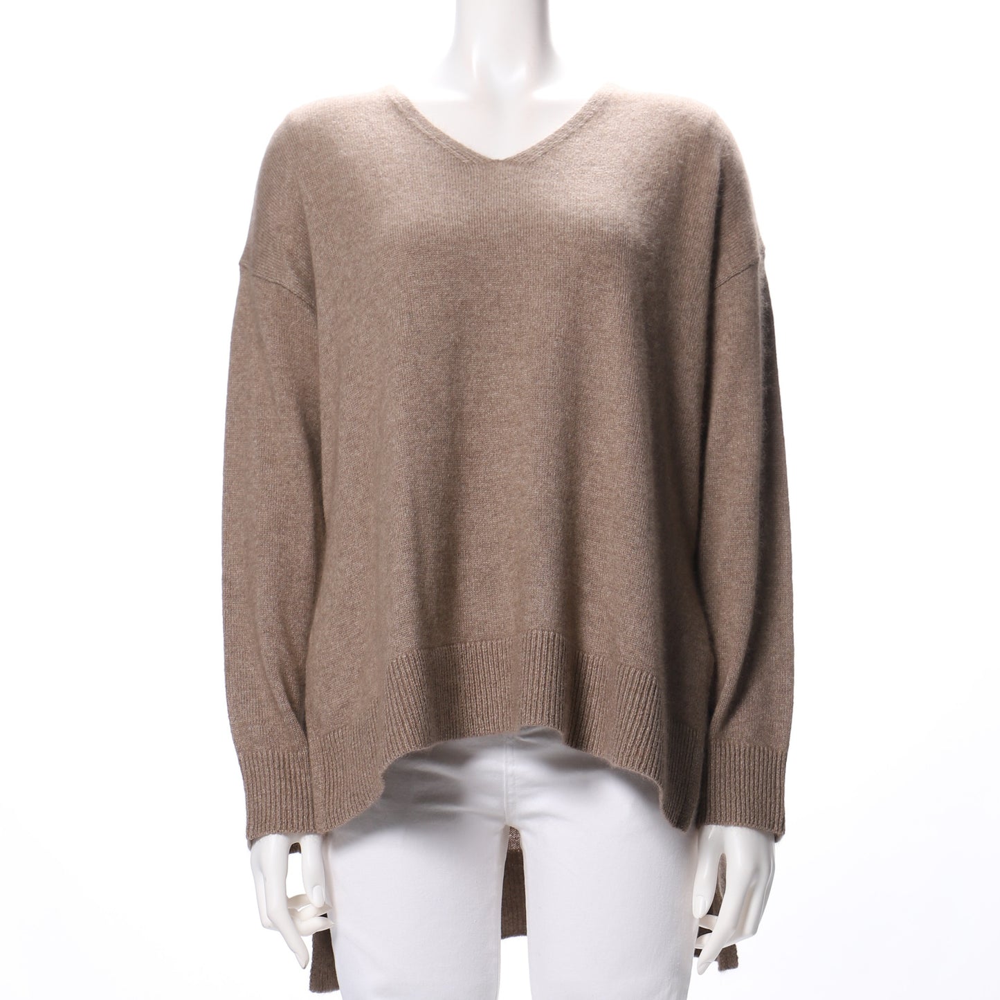バックテールデザインVネックニット