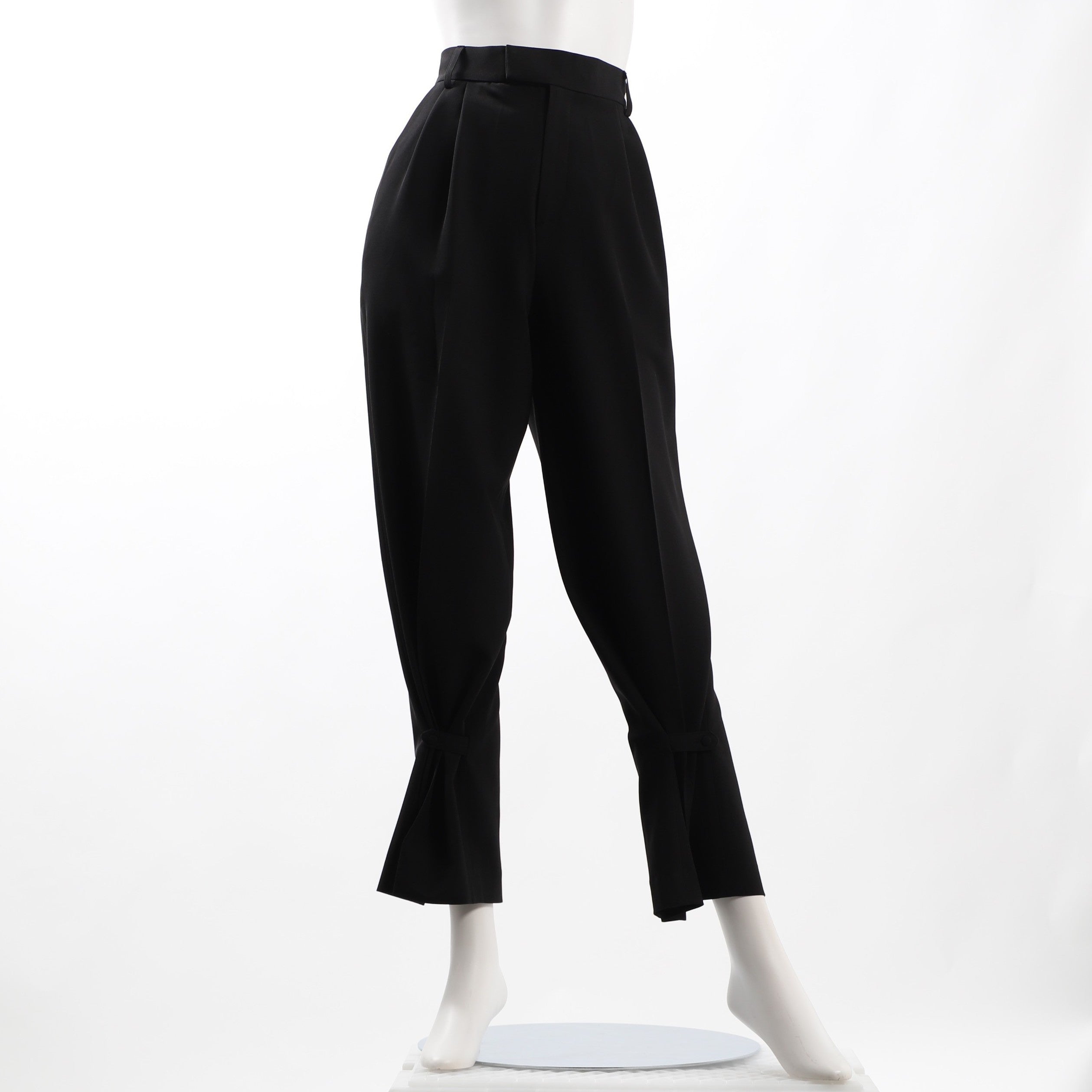 裾バックスリットタック入りテーパードパンツ