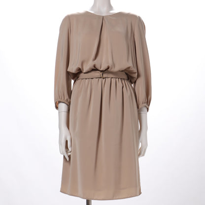 光沢感のあるウエストベルト付きワンピース