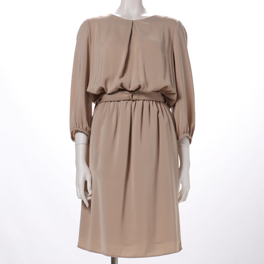 光沢感のあるウエストベルト付きワンピース