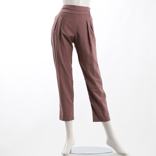 デザイン性のあるフロントウエストタック入りパンツ