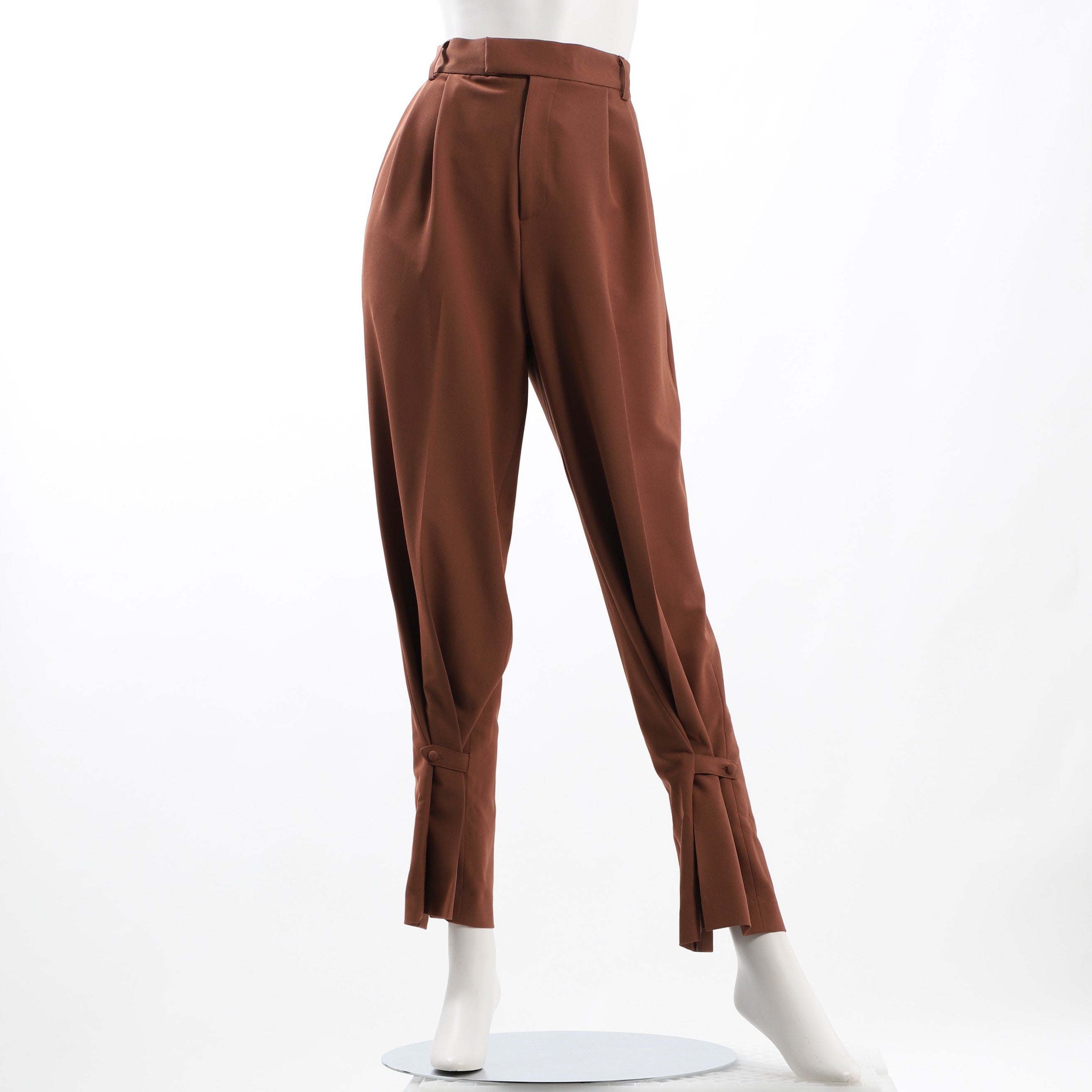 裾バックスリットタック入りテーパードパンツ