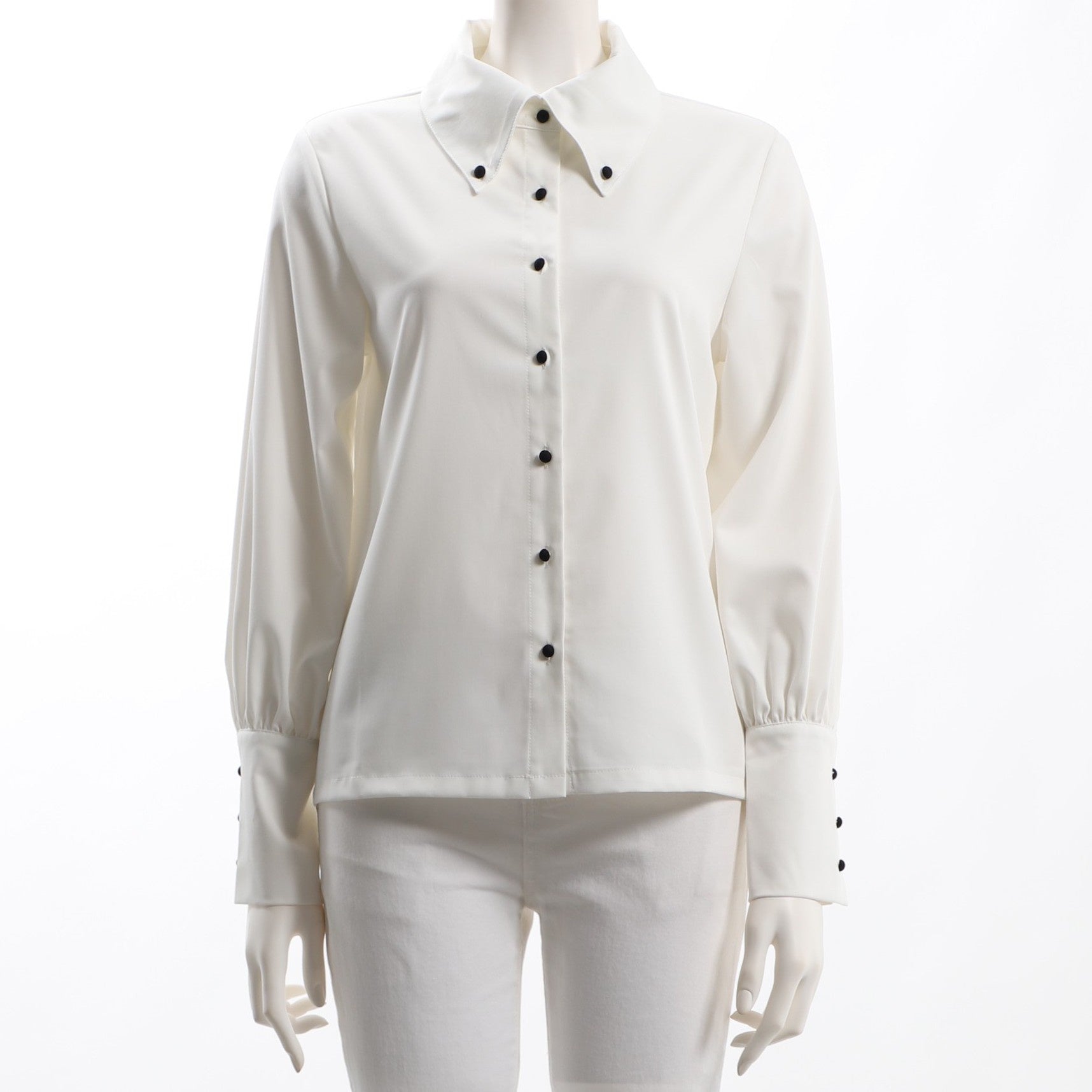 長めのカフスデザインブラウス