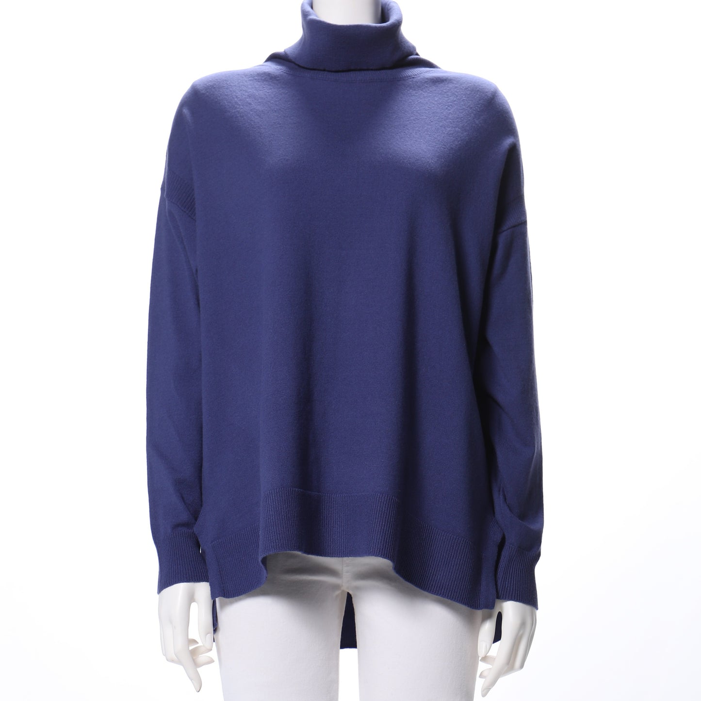 ドロップショルダーのタートルネックニット