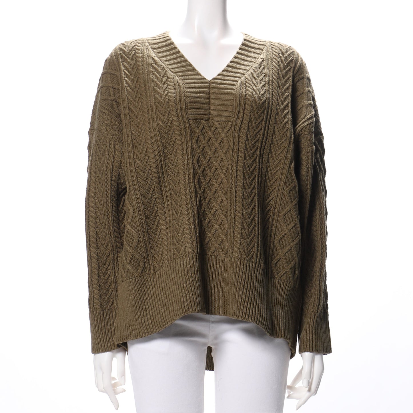 ケーブル編みVネックニット