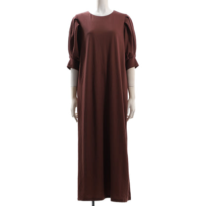 すとんとしたシルエットのパフスリーブワンピース