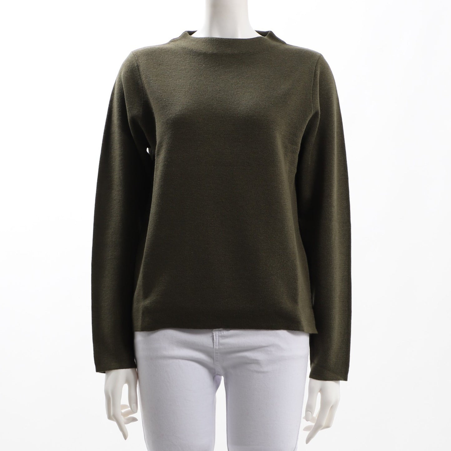 緩やかなネックラインニット