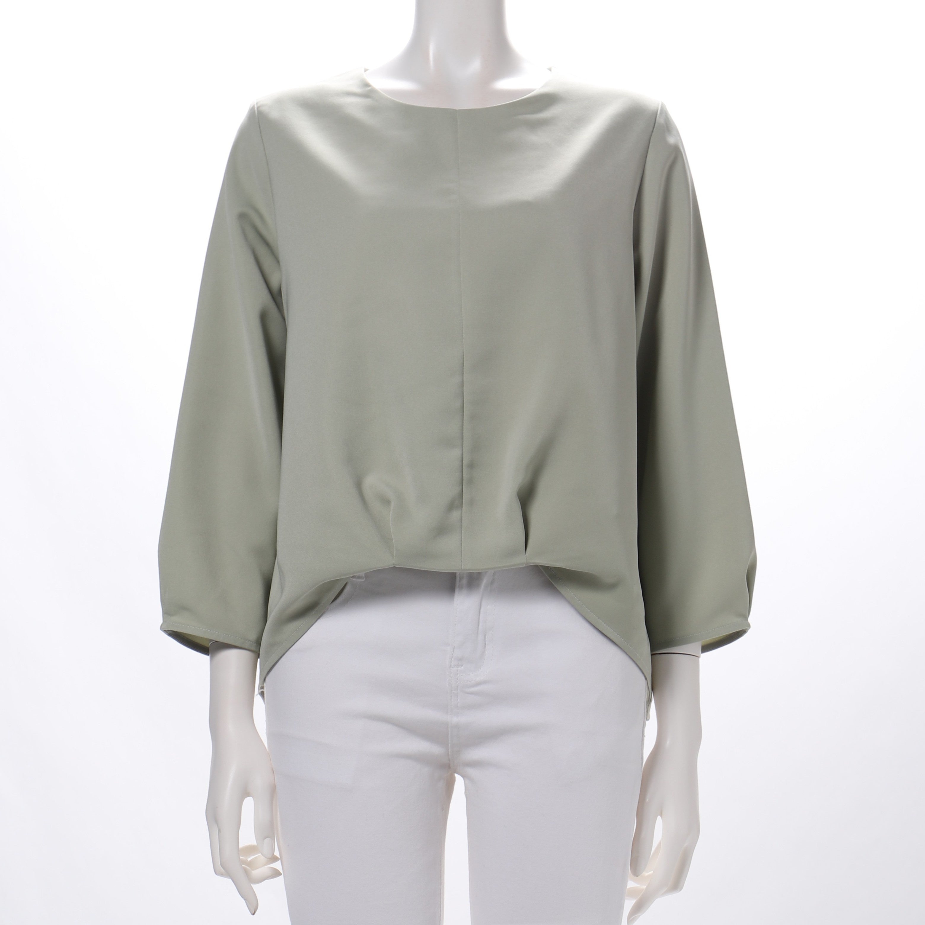 裾タックラウンドネックブラウス