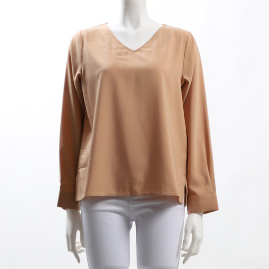 光沢感のあるVネックブラウス