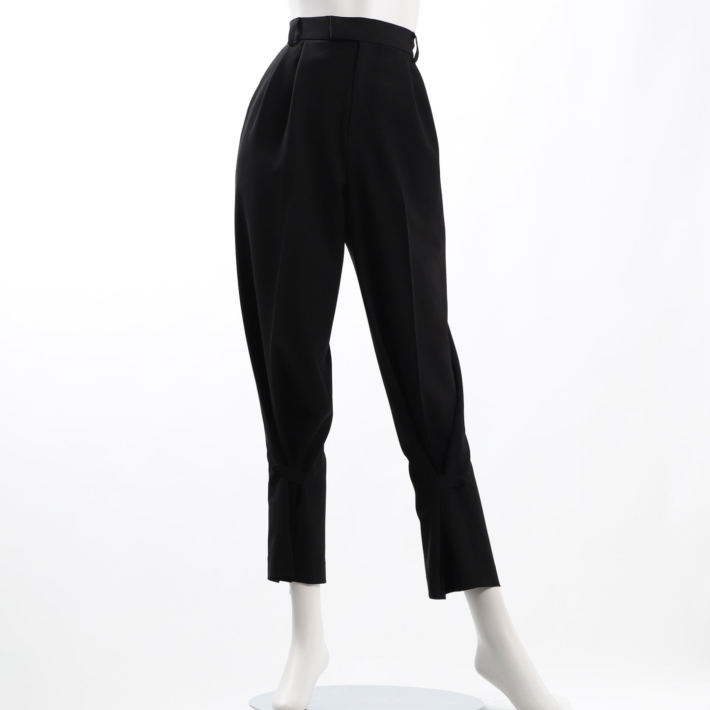 裾バックスリットタック入りテーパードパンツ