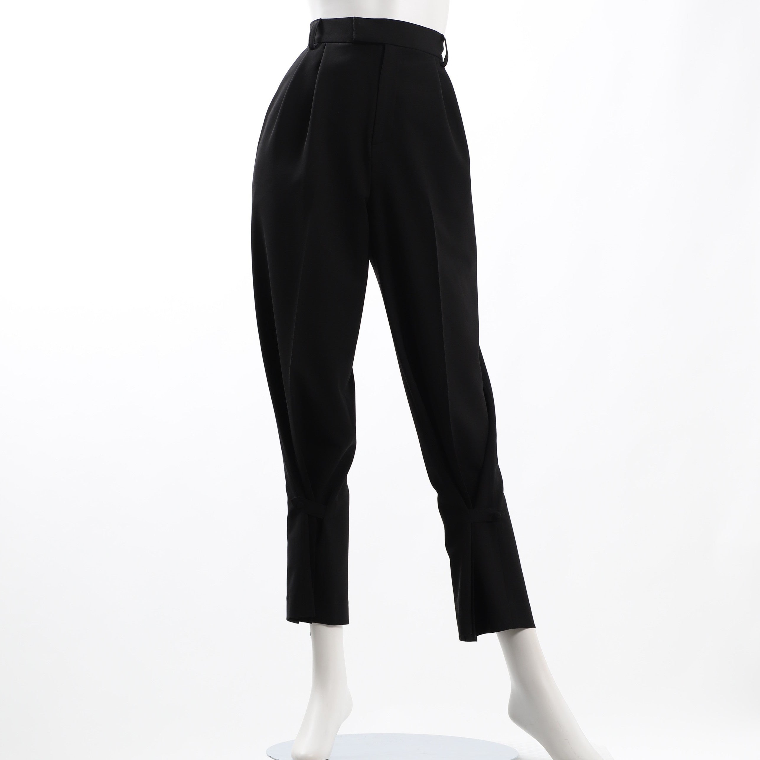 裾バックスリットタック入りテーパードパンツ