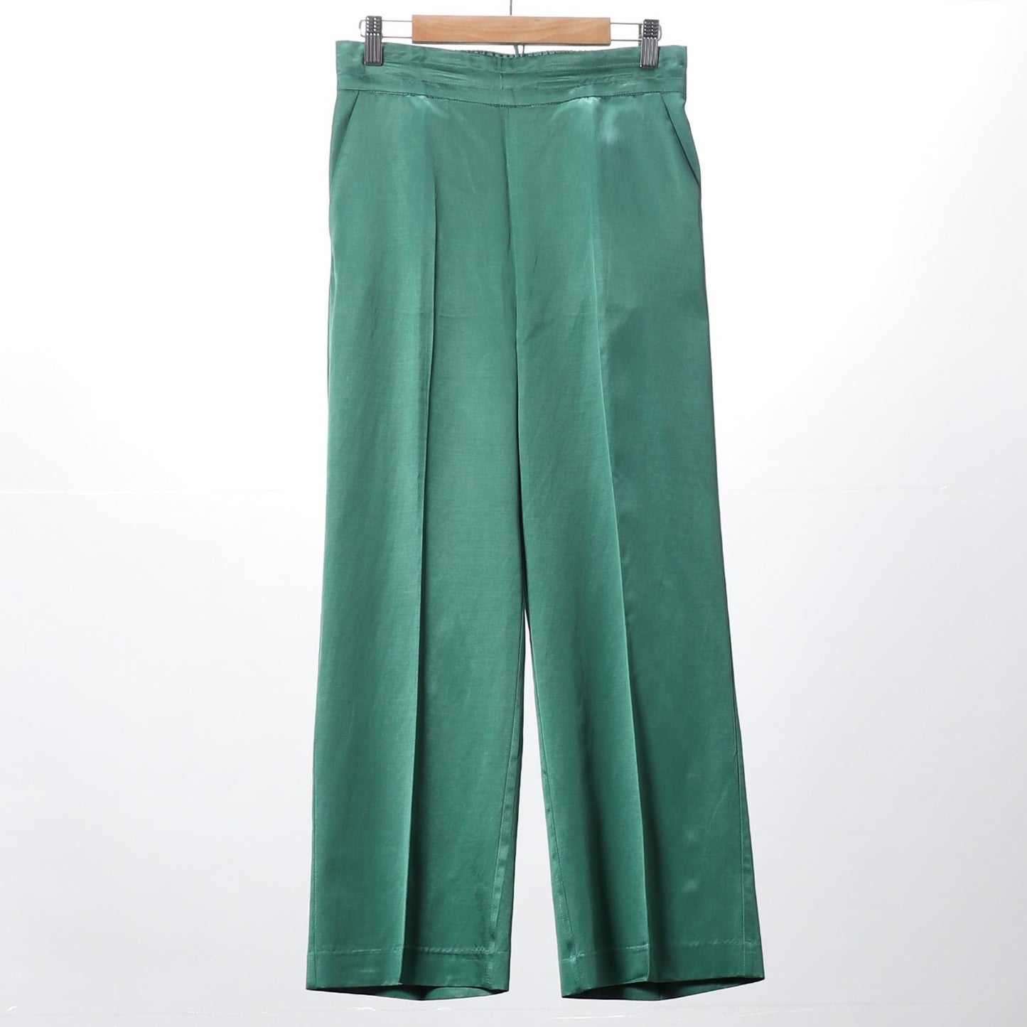 光沢感のある素材ワイドパンツ