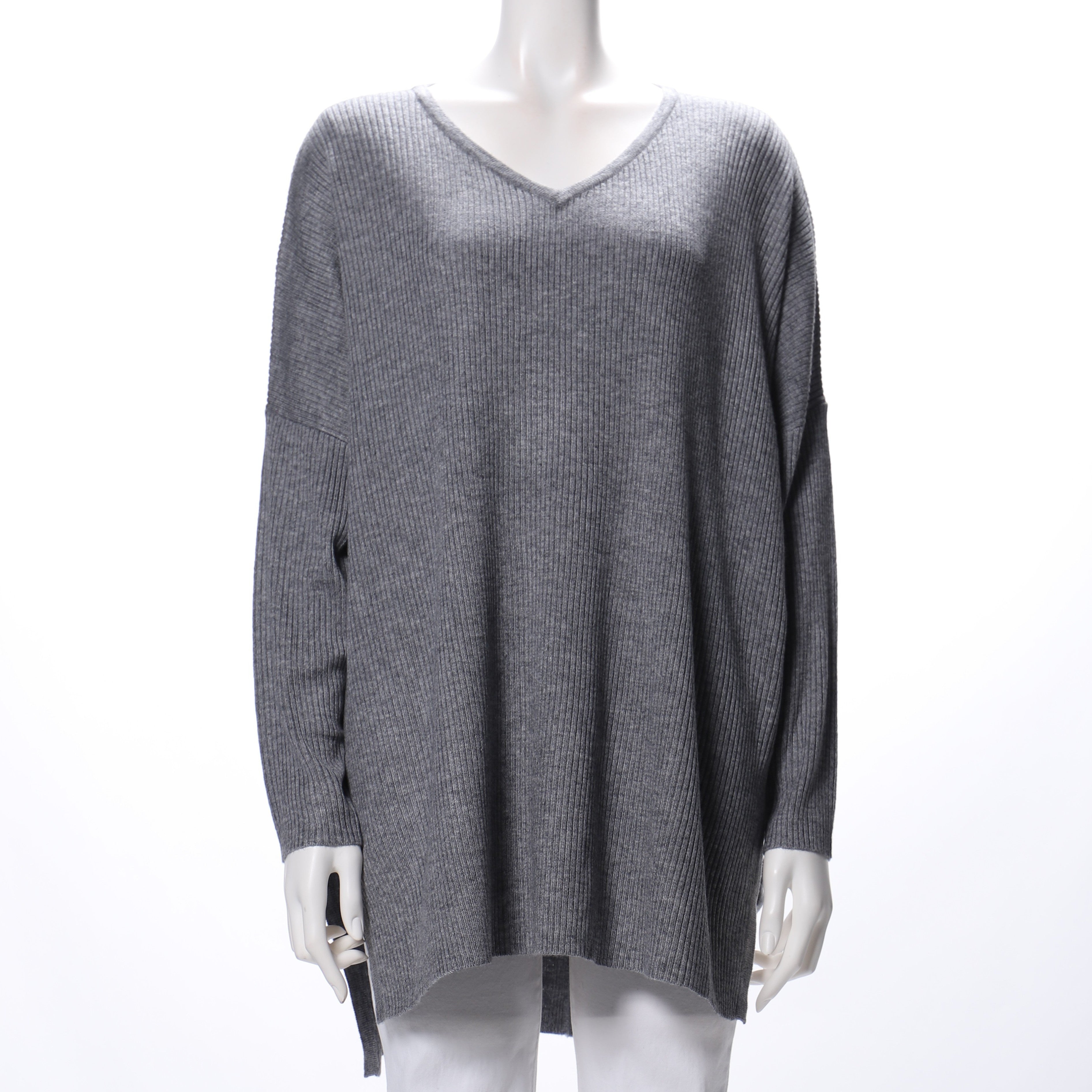 バックテールデザインVネックニット