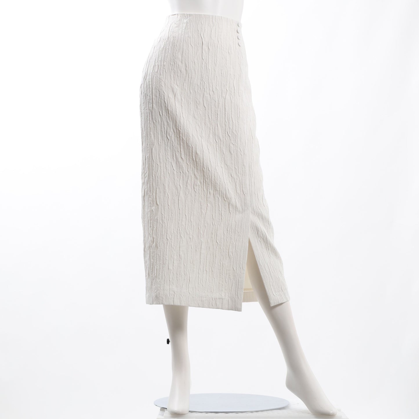 スッキリとしたイージーテーパードパンツ