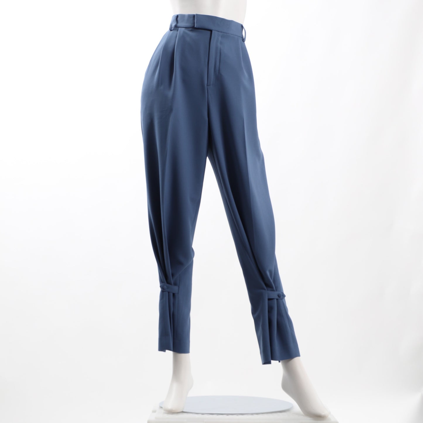 裾バックスリットタック入りテーパードパンツ