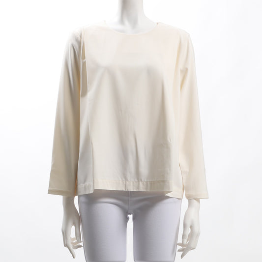 光沢感のあるタック入りブラウス