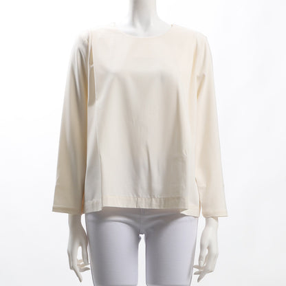 光沢感のあるタック入りブラウス