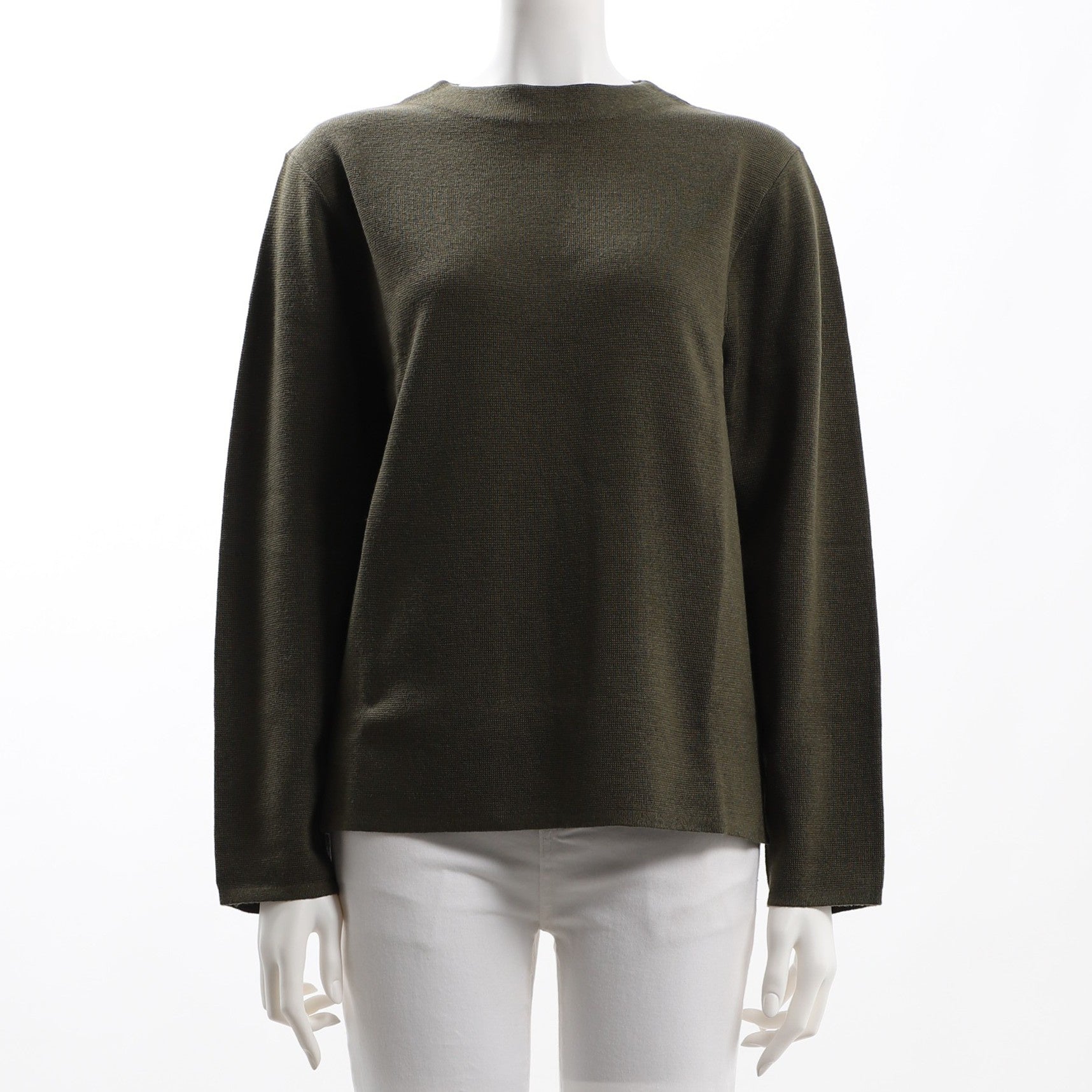 緩やかなネックラインニット