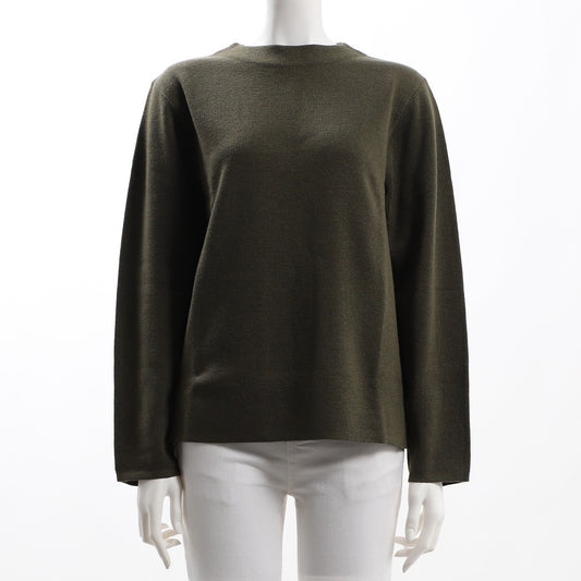 緩やかなネックラインニット