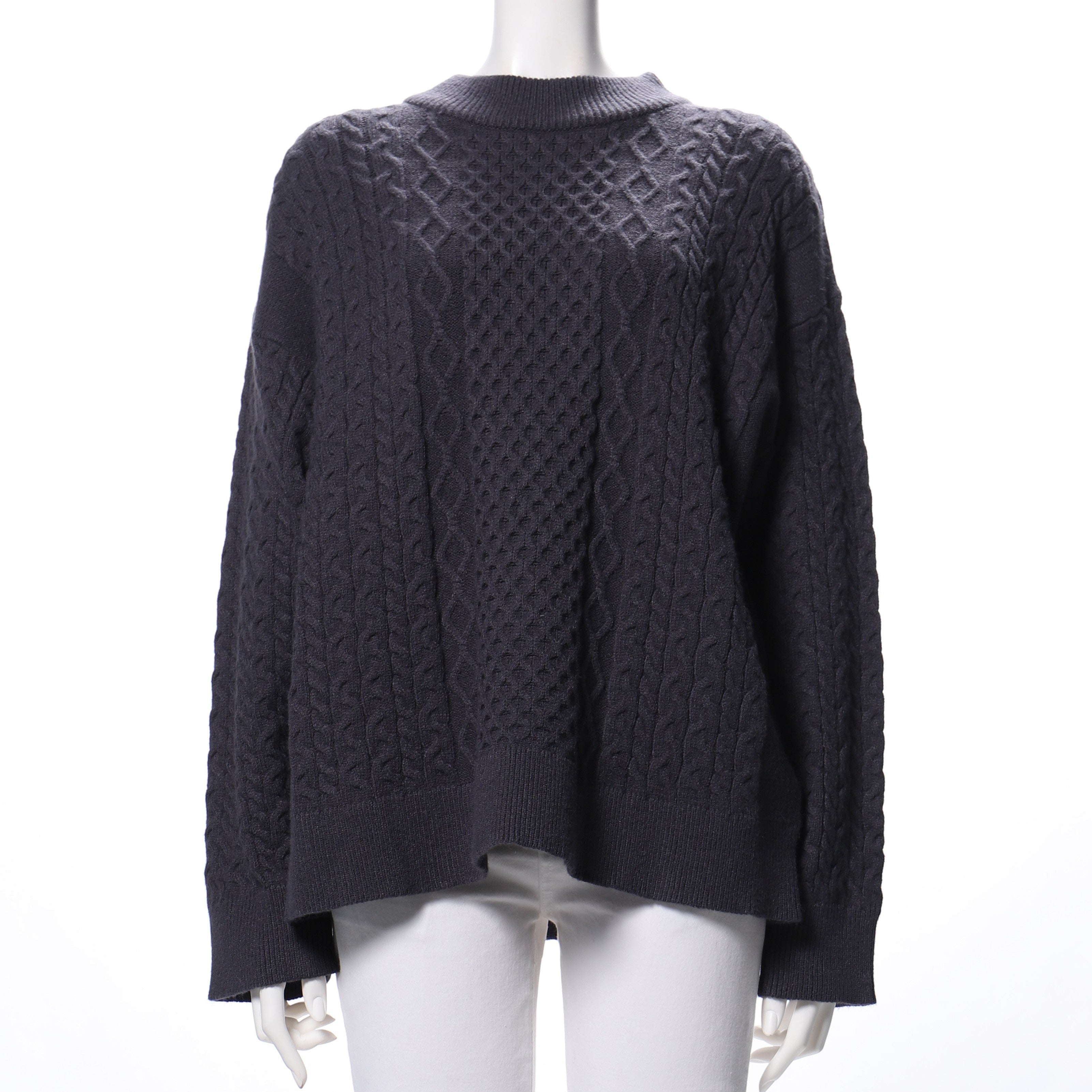 ケーブル編みニット