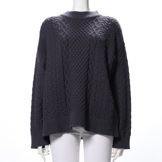 ケーブル編みニット