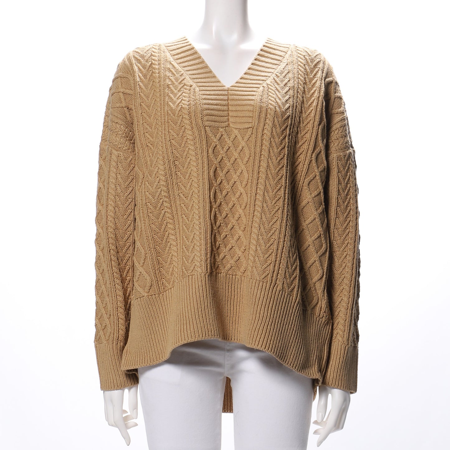 ケーブル編みVネックニット