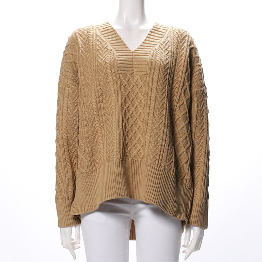 ケーブル編みVネックニット