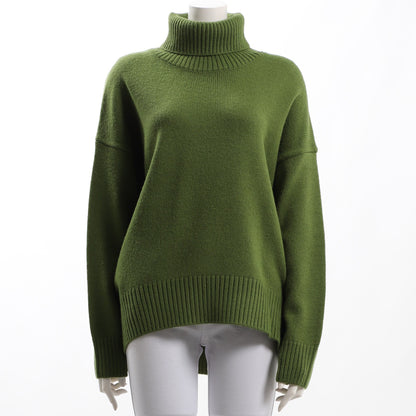 ドロップショルダーのタートルネックニット