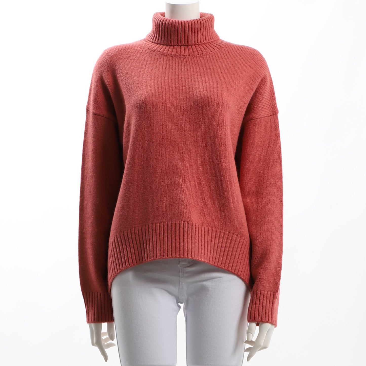 ドロップショルダーのタートルネックニット