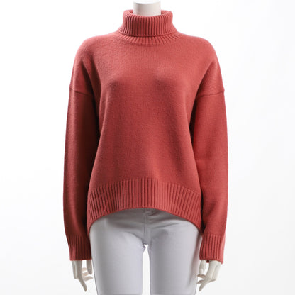 ドロップショルダーのタートルネックニット