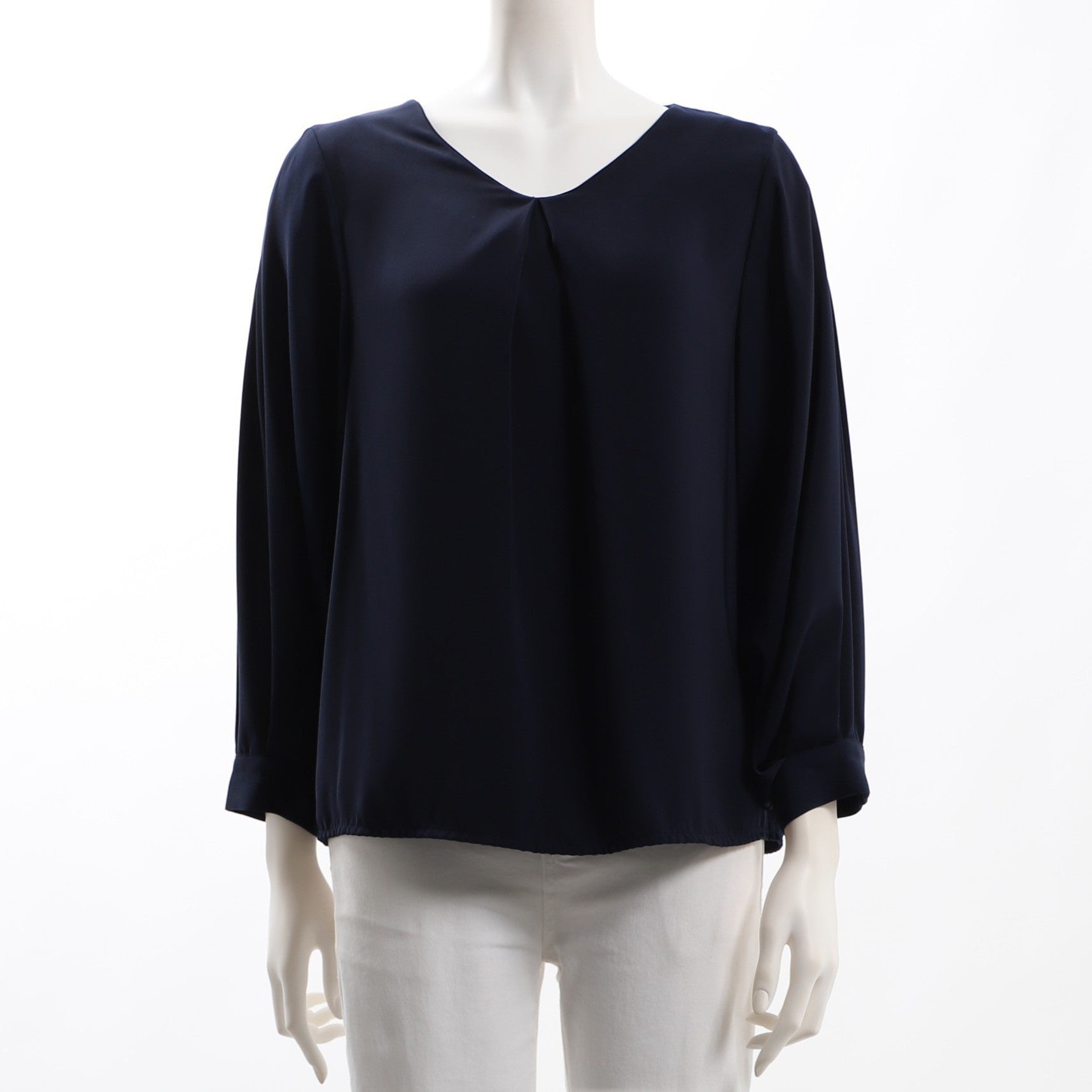 タック付きブラウス