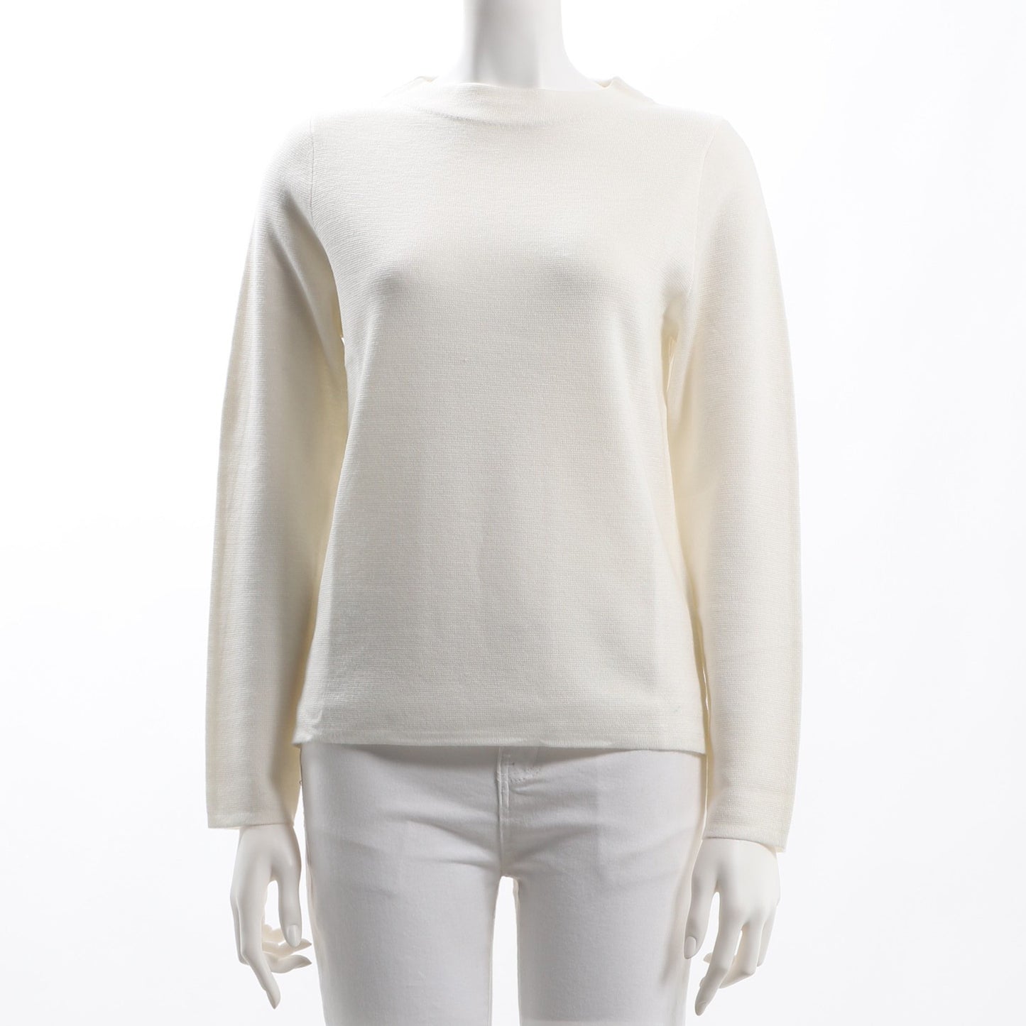 緩やかなネックラインニット