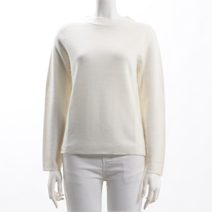 緩やかなネックラインニット