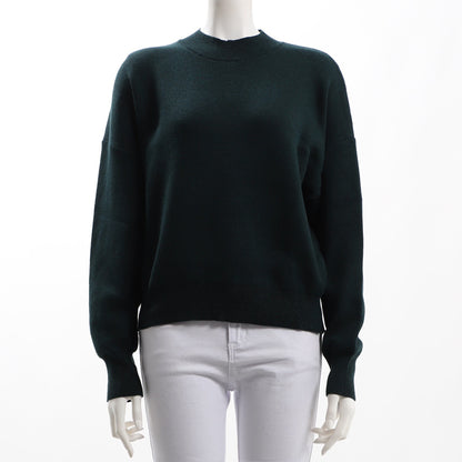 フラットな表面感のドロップショルダーニット