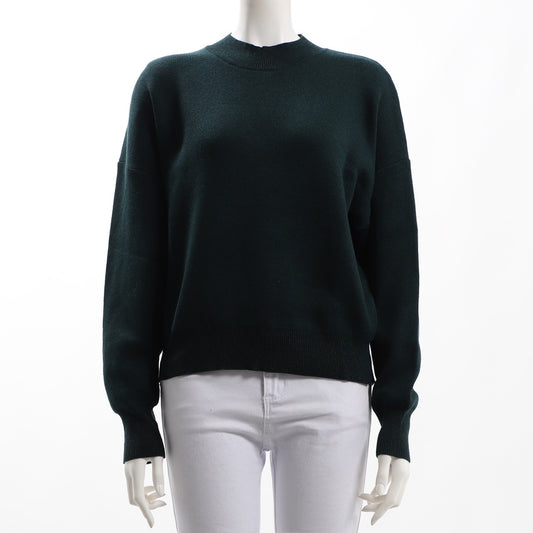 フラットな表面感のドロップショルダーニット